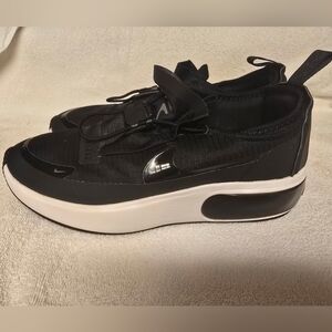 Nike Women's Black and White Sneakers
